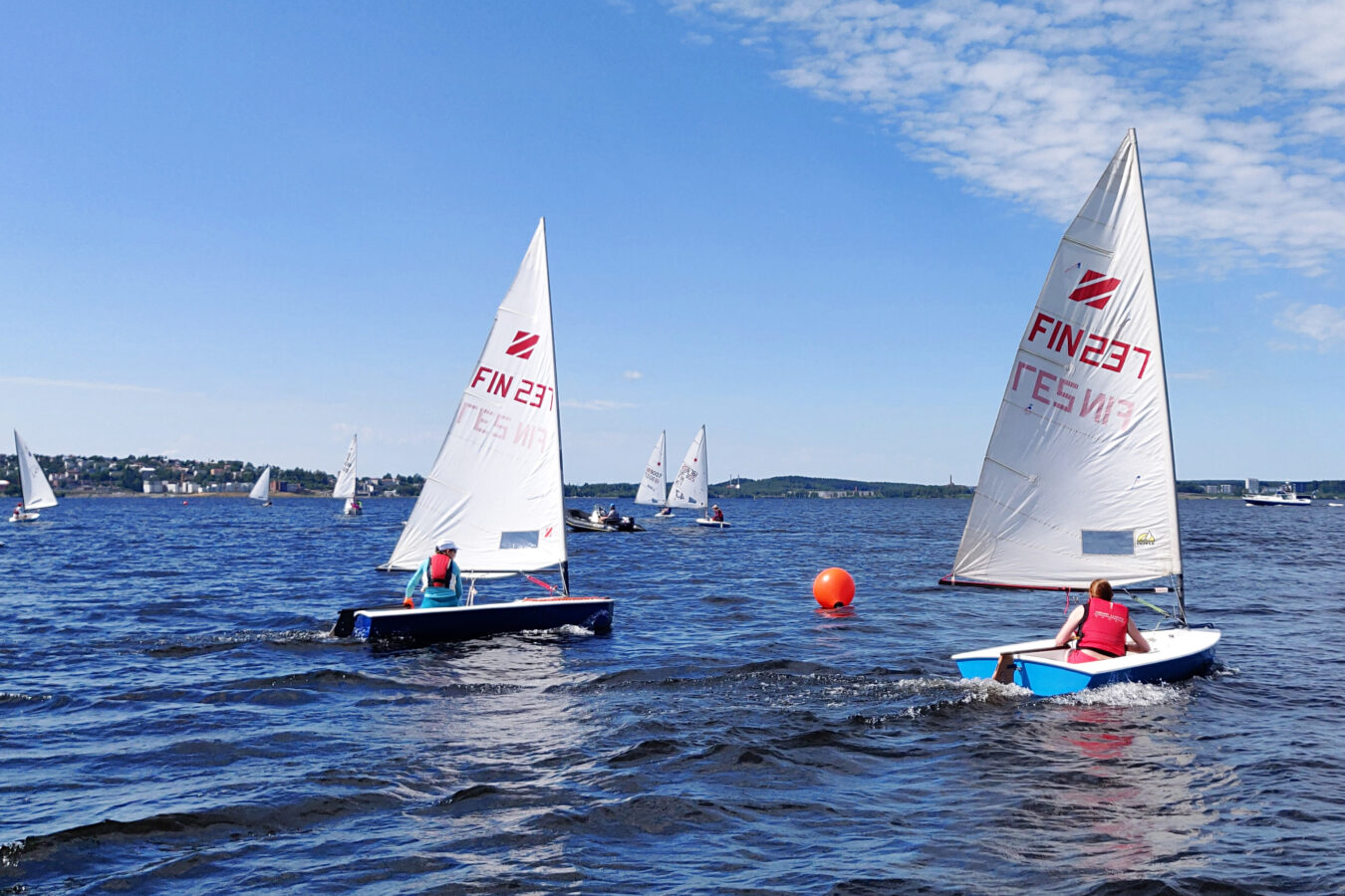 Yli 14-vuotiaille on tarjolla urheilullinen kevytveneillä purjehdittava purjehduskurssi Tampereella